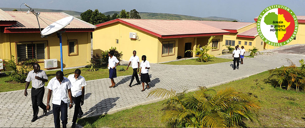 Élèves dans la cour du campus de l'Institution Saint-François d'Assise