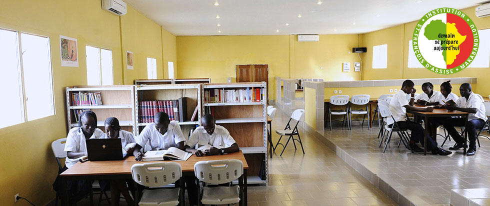 Élèves au Centre de documentation et d'information